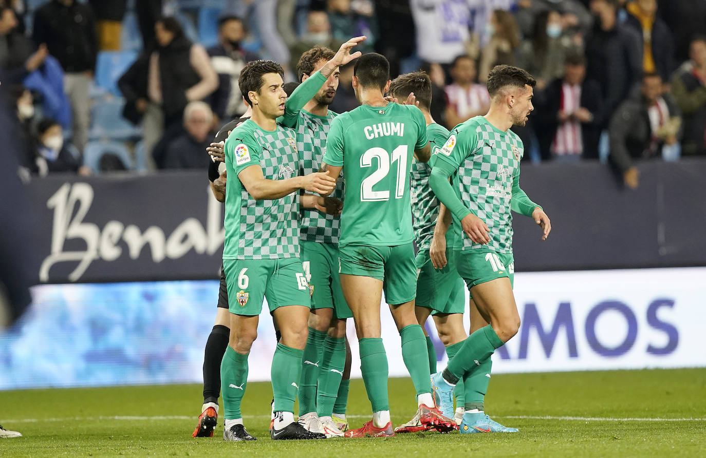 El Málaga pierde con el Almería en casa (0-1). 