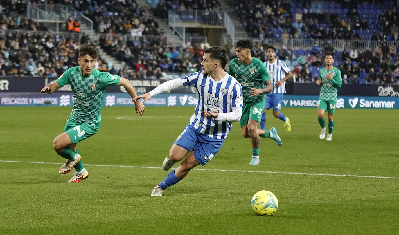 El Málaga pierde con el Almería en casa (0-1). 