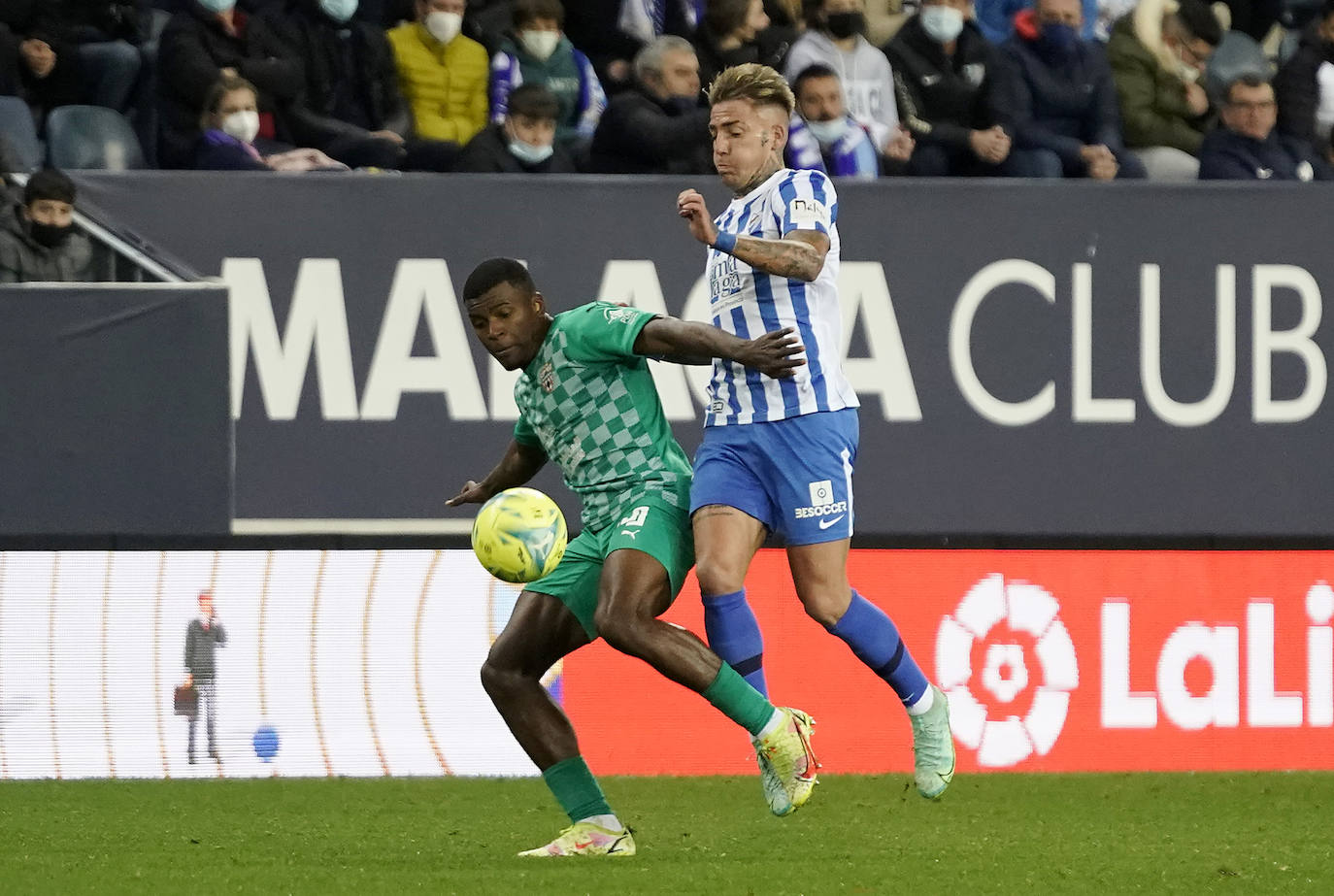 El Málaga pierde con el Almería en casa (0-1). 