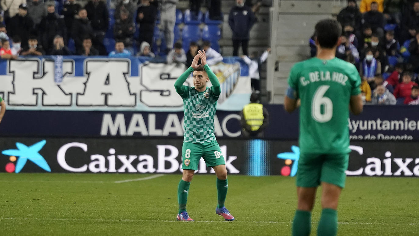 El Málaga pierde con el Almería en casa (0-1). 