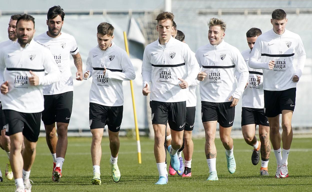 Jugadores del Málaga durante un entrenamiento reciente en el Anexo de La Rosaleda.