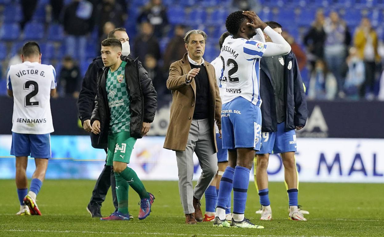 Natxo González consuela a los jugadores del Málaga tras la derrota contra el Almería.