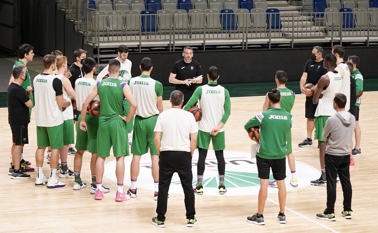 El nuevo entrenador del Unicaja, Ibon Navarro, se dirige al grupo al comienzo de un entrenamiento. 