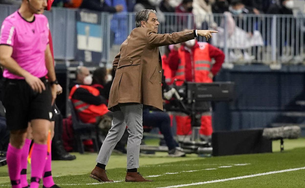 Natxo González, entrenador del Málaga, da indicaciones durante el partido contra el Almería en La Rosaleda.