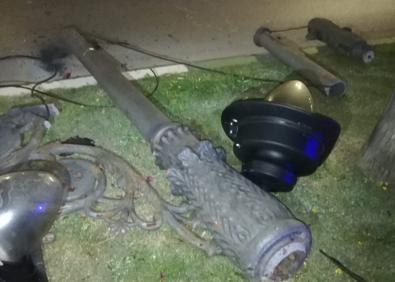 Imagen secundaria 1 - Un joven ebrio estrella su coche contra una farola en Estepona