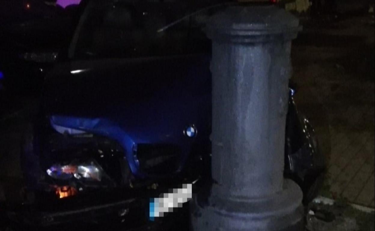 Un joven ebrio estrella su coche contra una farola en Estepona
