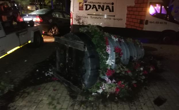 Imagen principal - Un joven ebrio estrella su coche contra una farola en Estepona