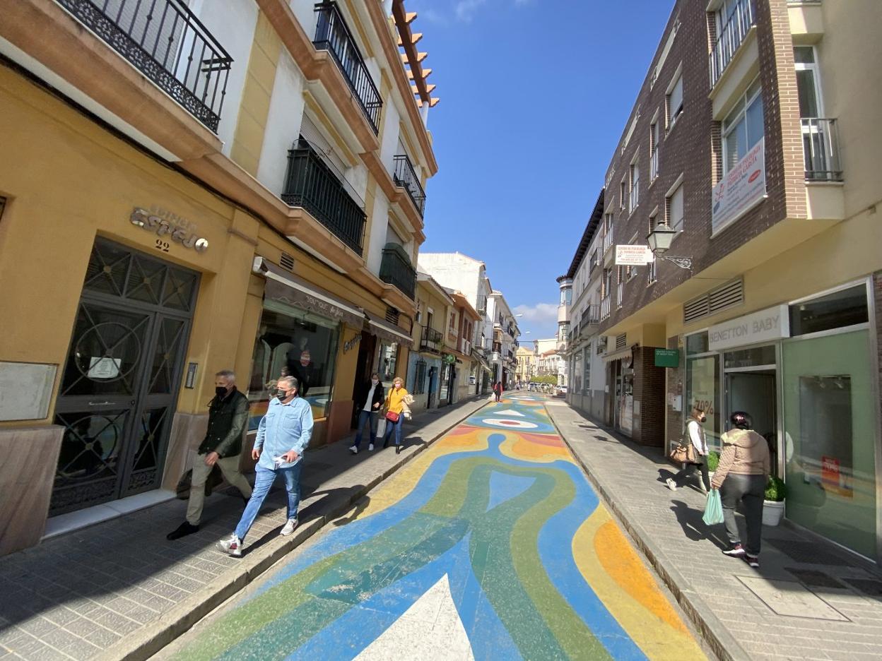 Imagen de una calle comercial en el centro histórico de Vélez-Málaga. e. cabezas