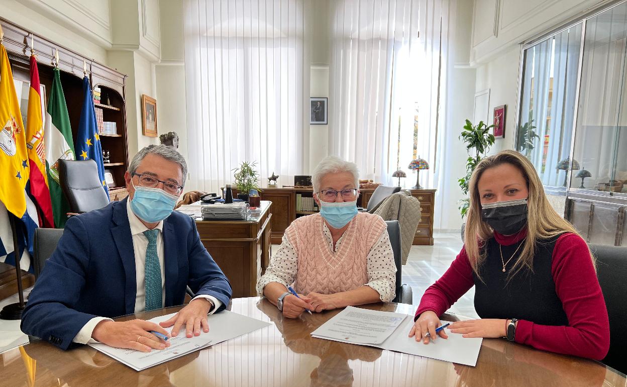 Acto de firma del convenio en el despacho de la Alcaldía. 