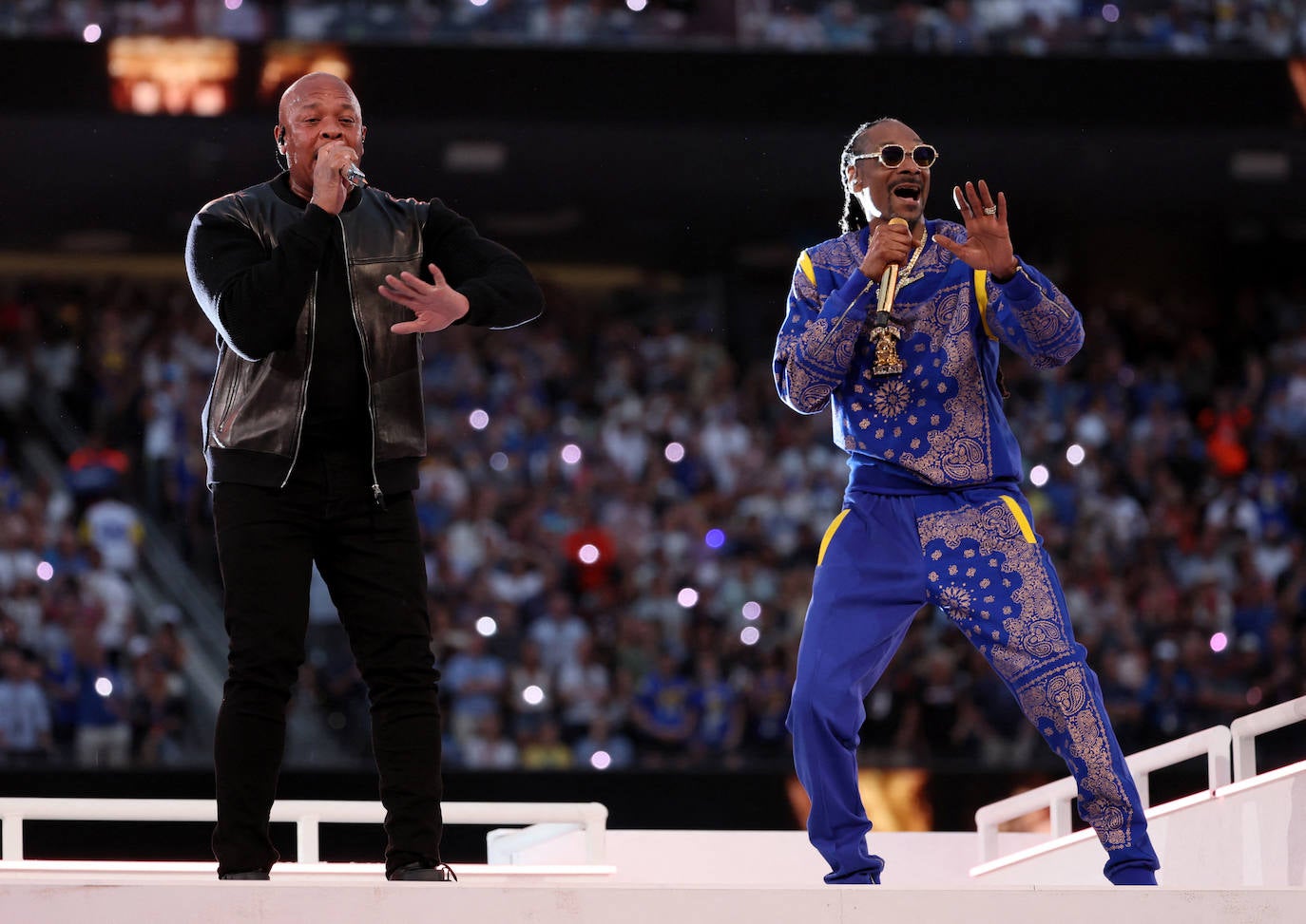 Dr. Dre y Snoop Dogg actúan en el descanso de la Super Bowl LVI.