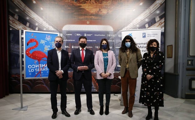 Juan Antonio Vigar con el director comercial de CaixaBank en Andalucía Oriental Sur, Gerardo Cuartero, la concejala Noelia Losada, el cantaor Israel Fernández y la delegada en Andalucía de la Fundación la Caixa, Patricia Maldonado.