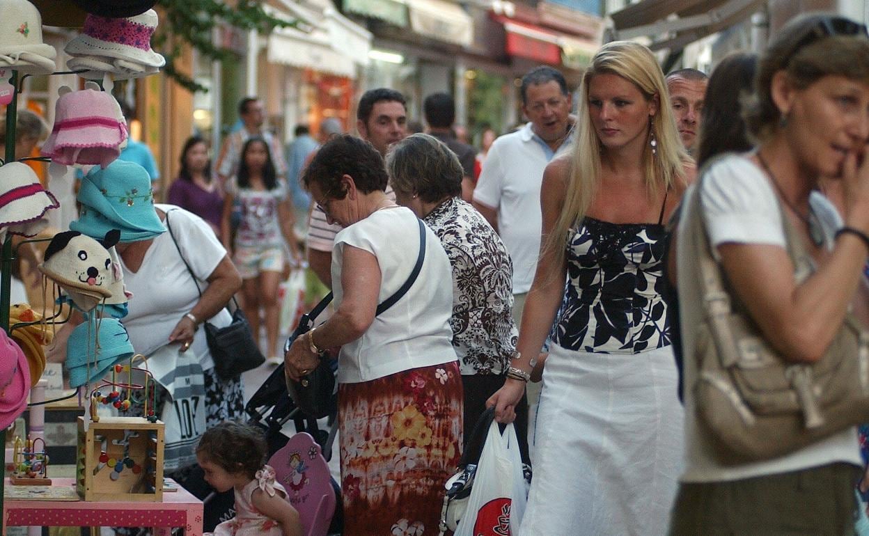 Turistas pasean por el centro histórico de Marbella. 