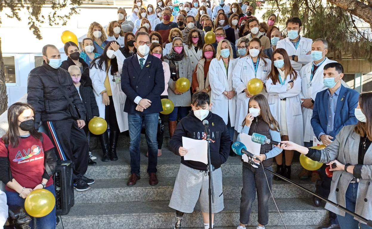 Un momento del acto celebrado en las escalinatas del Materno. 