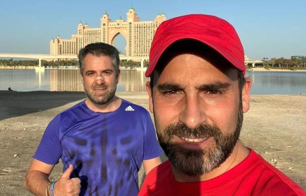 Un selfie de Dani Pérez y Carlos Conde, en una salida a correr en Dubái.