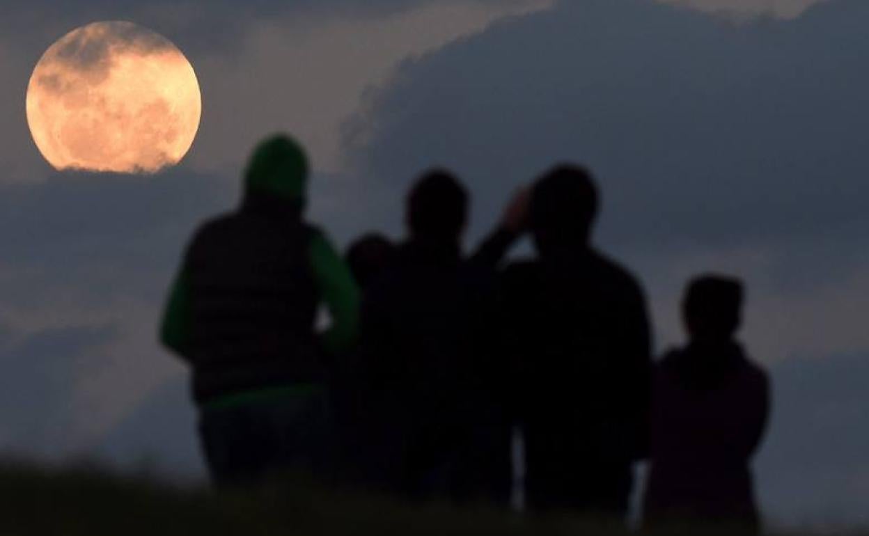 Luna de nieve: cuándo y donde se puede verse la última luna llena de febrero en España