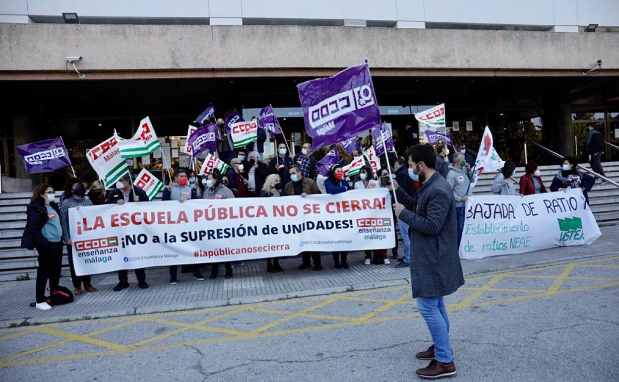 Concentración de delegados y afiliados sindicales ante la sede de la Delegación de Educación. 