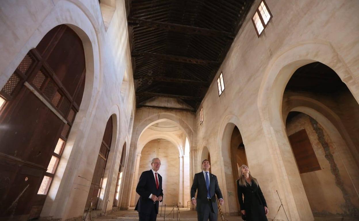 Francisco de la Torre, Juanma Moreno y Patricia del Pozo, en la antigua capilla del convento. 