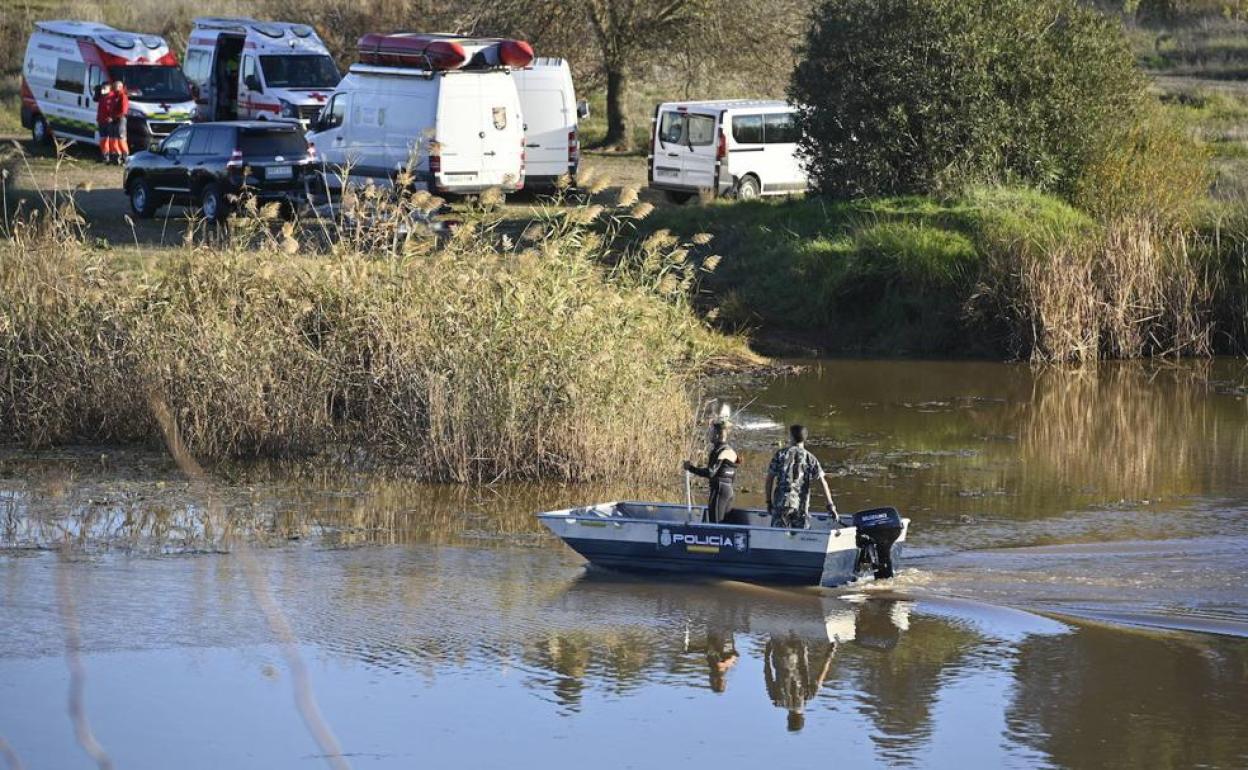 Un equipo de los GEOS busca en el río el cuerpo de Pablo Sierra, que aparecíó sin vida en diciembre de 2021. 