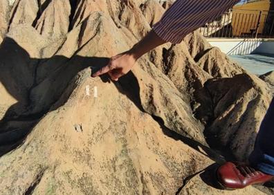 Imagen secundaria 1 - Imagen de la fuente de la entrada al colegio. Los accidentes geográficos están numerados para facilitar la labor educativa a profesores y alumnos. En los ríos discurre agua para hacer la lección más realista.