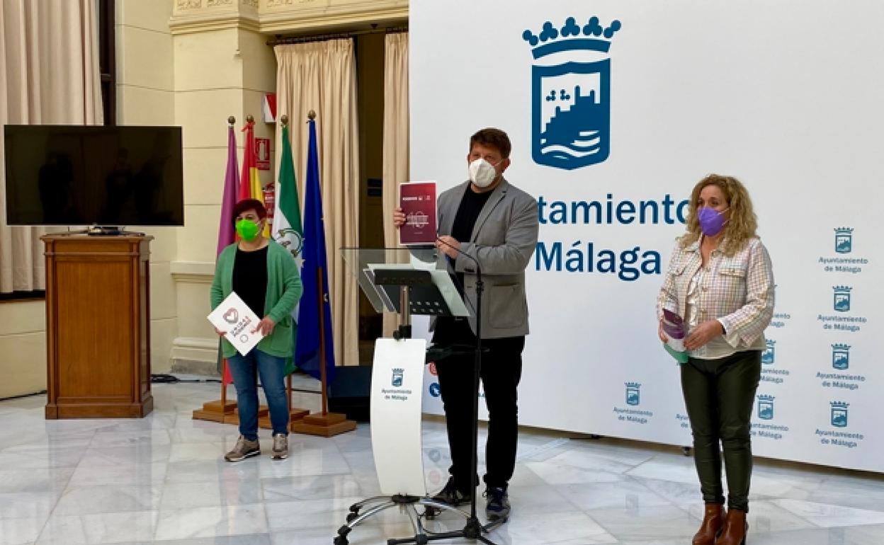 Paqui Macías, Nicolás Sguiglia y Remedios Ramos, en una rueda de prensa en el Ayuntamiento.