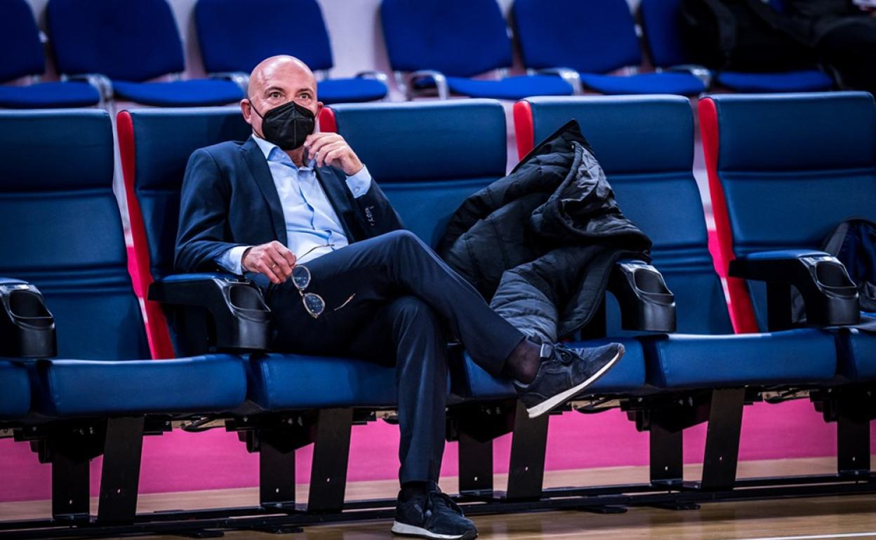 El presidente del Unicaja, Antonio López Nieto, observa el calentamiento del equipo en el encuentro ante el Prometey. 