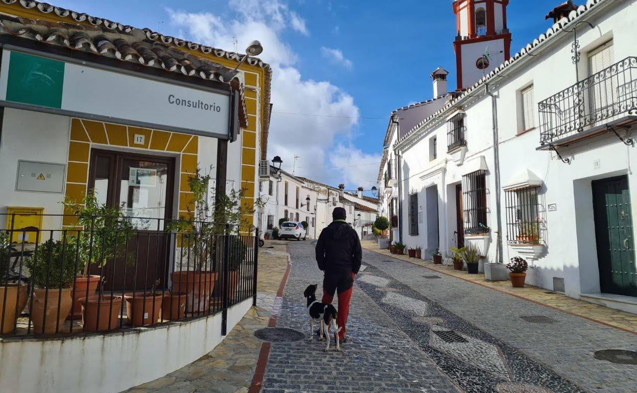 Calle de Atajate, uno de los 18 municipios sin muertos por Covid, en la que está el consultorio medico. 