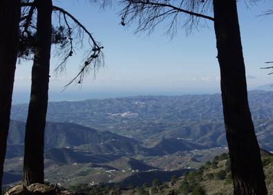 Imagen secundaria 1 - Senderistas hacen un descanso junto a la cavidad. Abajo, vistas panorámicas desde el enclave. Se ha especulado sobre su uso anterior como mina.