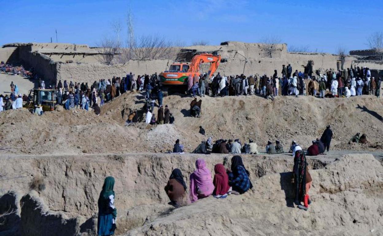 Los rescatistas intentan alcanzar y rescatar a un niño de nueve años atrapado durante dos días en un pozo en Zabul.