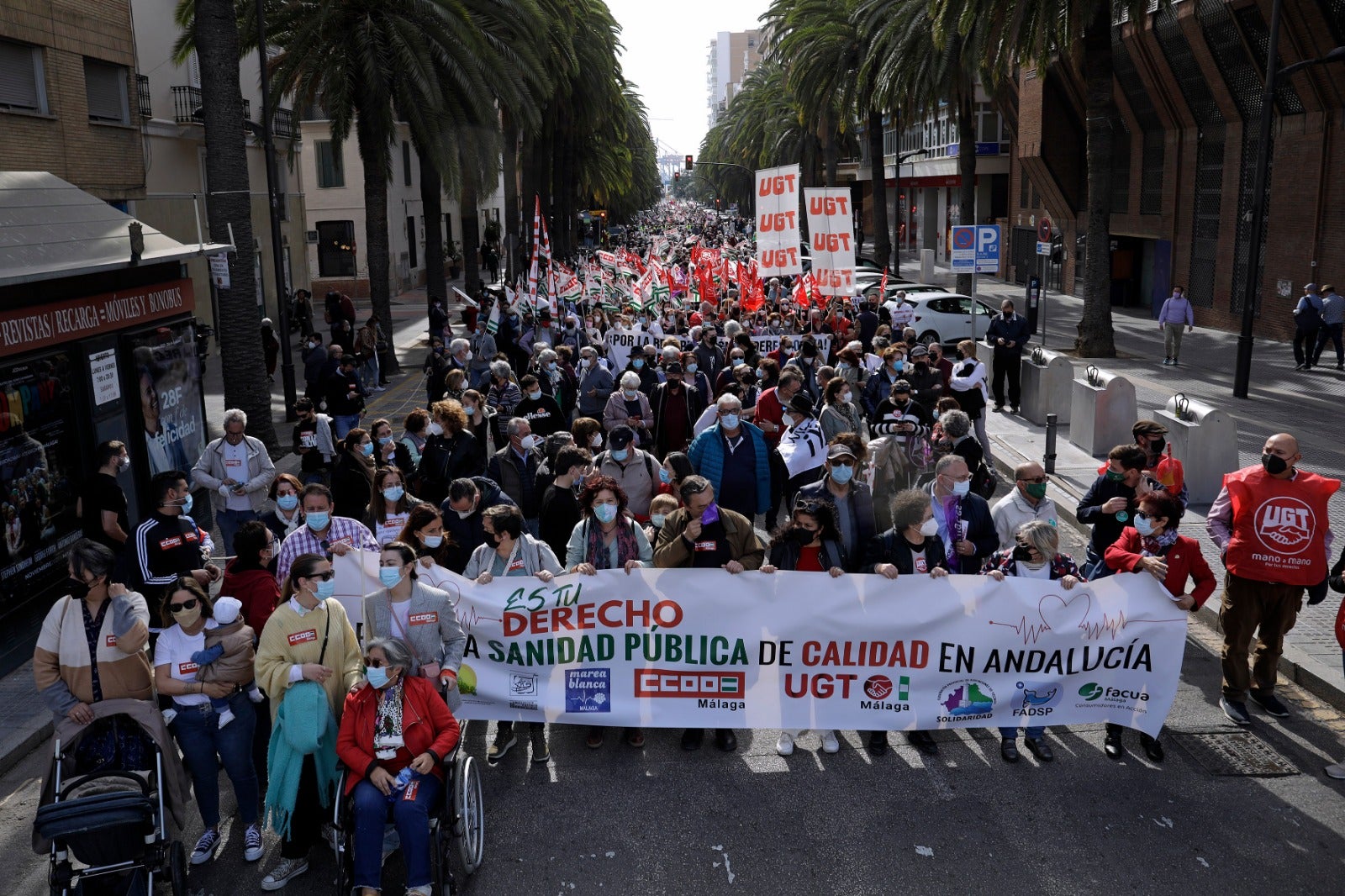 Una marcha recorre las calles del Centro con presencia de los sindicatos, colectivos y partidos políticos para denunciar la gestión sanitaria de la Junta 