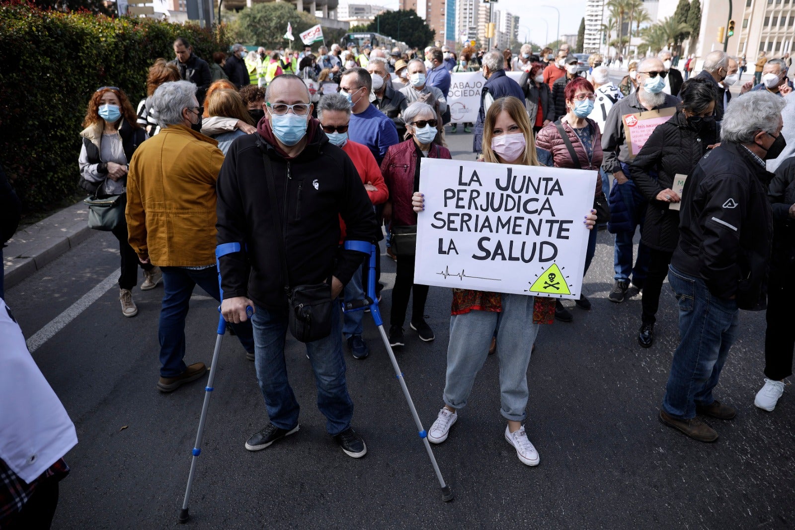 Una marcha recorre las calles del Centro con presencia de los sindicatos, colectivos y partidos políticos para denunciar la gestión sanitaria de la Junta 