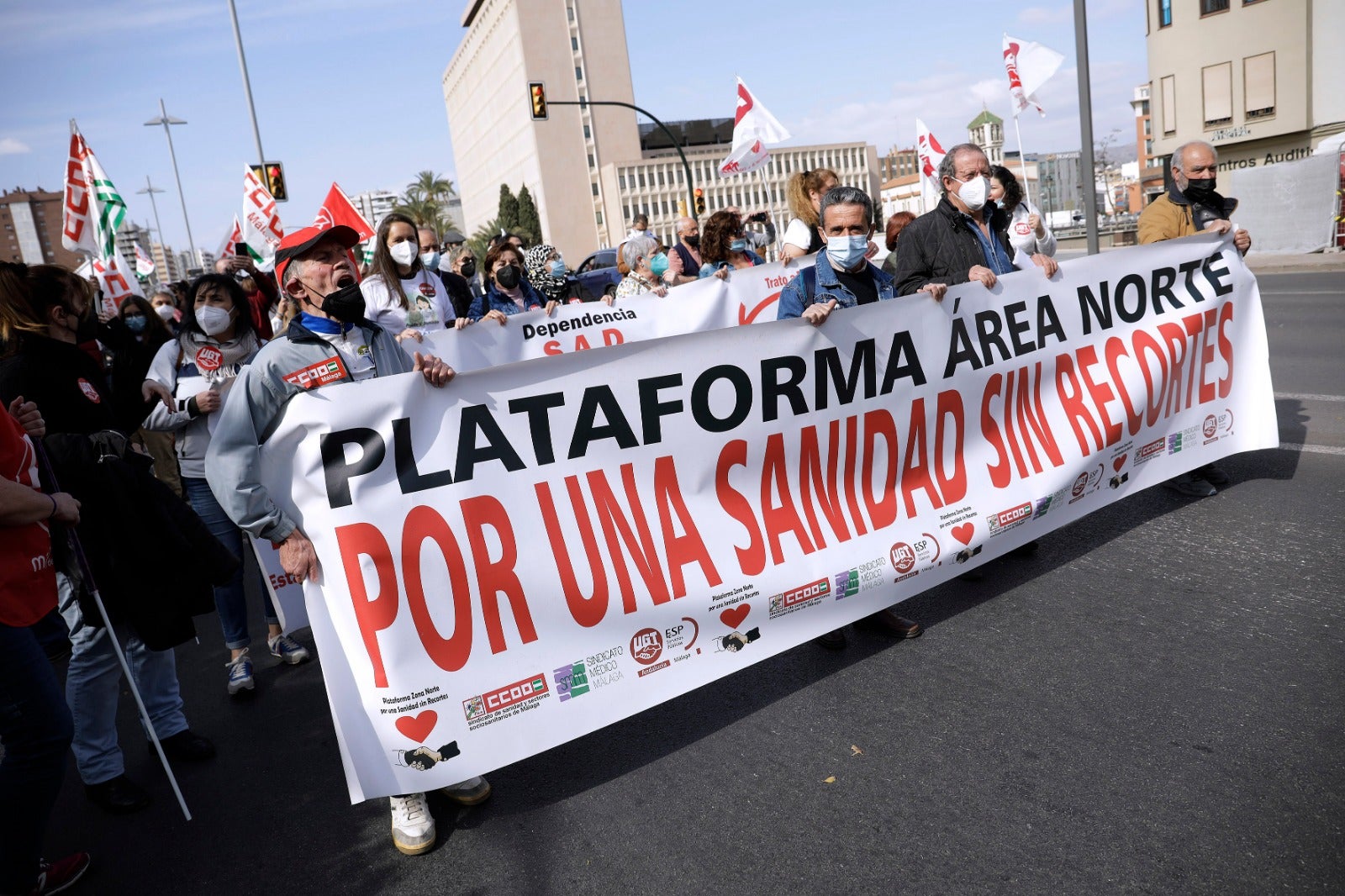 Una marcha recorre las calles del Centro con presencia de los sindicatos, colectivos y partidos políticos para denunciar la gestión sanitaria de la Junta 