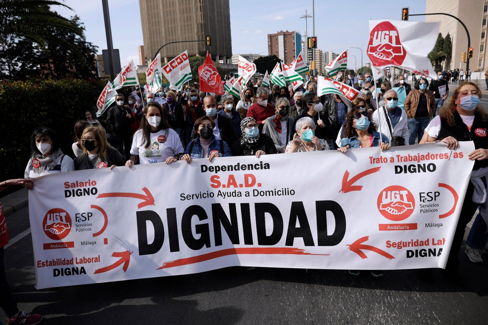 Una marcha recorre las calles del Centro con presencia de los sindicatos, colectivos y partidos políticos para denunciar la gestión sanitaria de la Junta 