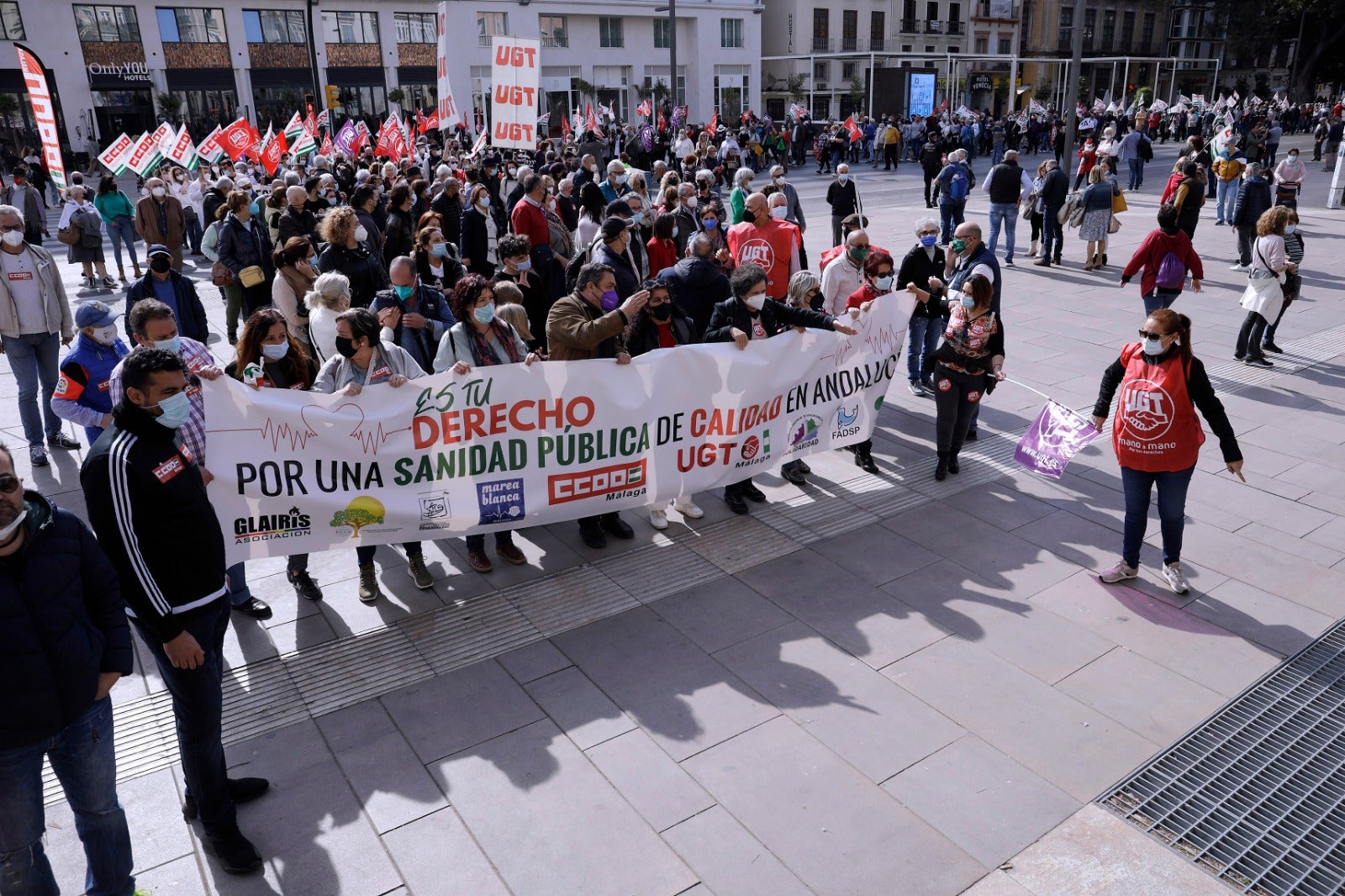 Una marcha recorre las calles del Centro con presencia de los sindicatos, colectivos y partidos políticos para denunciar la gestión sanitaria de la Junta 