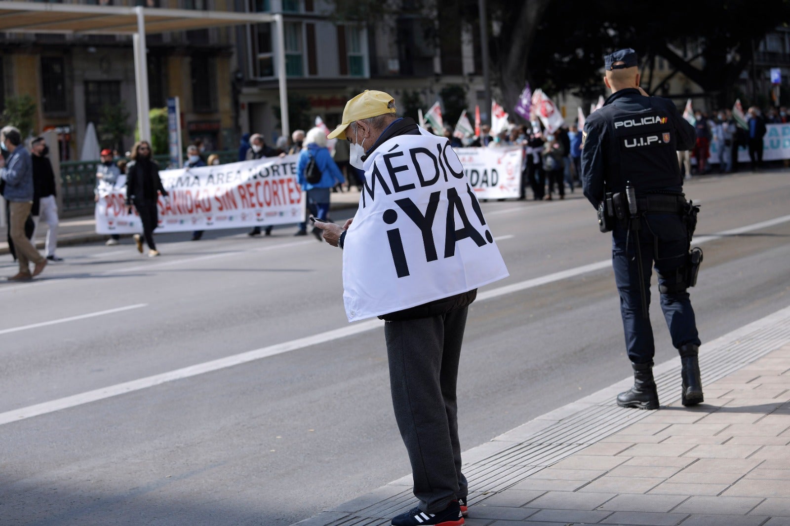 Una marcha recorre las calles del Centro con presencia de los sindicatos, colectivos y partidos políticos para denunciar la gestión sanitaria de la Junta 