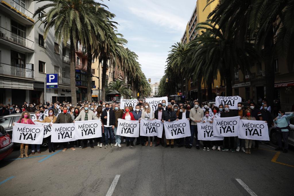 Una marcha recorre las calles del Centro con presencia de los sindicatos, colectivos y partidos políticos para denunciar la gestión sanitaria de la Junta 