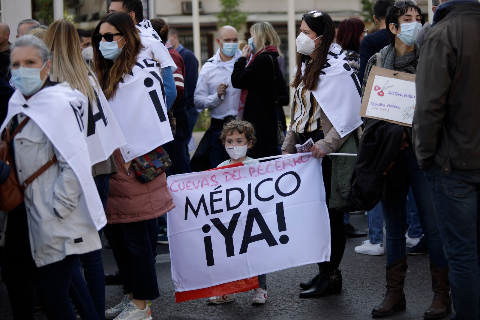 Una marcha recorre las calles del Centro con presencia de los sindicatos, colectivos y partidos políticos para denunciar la gestión sanitaria de la Junta 