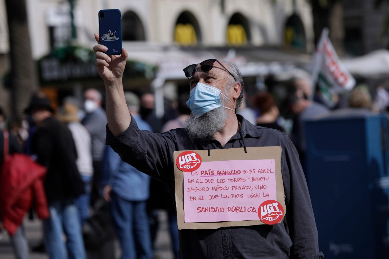 Una marcha recorre las calles del Centro con presencia de los sindicatos, colectivos y partidos políticos para denunciar la gestión sanitaria de la Junta 