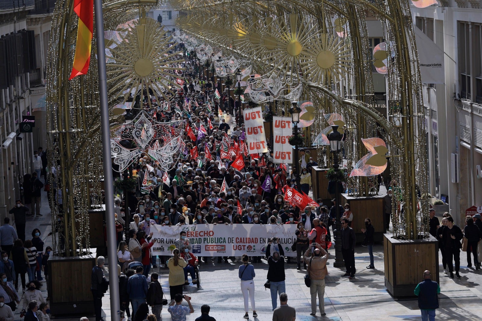 Una marcha recorre las calles del Centro con presencia de los sindicatos, colectivos y partidos políticos para denunciar la gestión sanitaria de la Junta 