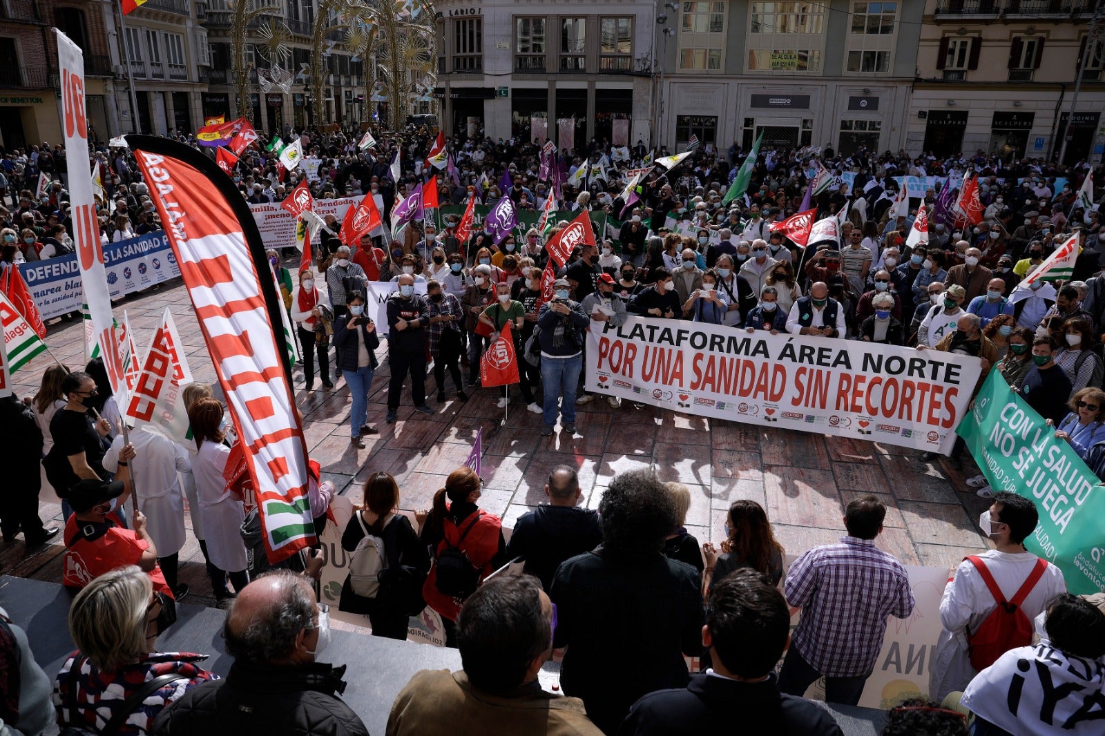 Una marcha recorre las calles del Centro con presencia de los sindicatos, colectivos y partidos políticos para denunciar la gestión sanitaria de la Junta 