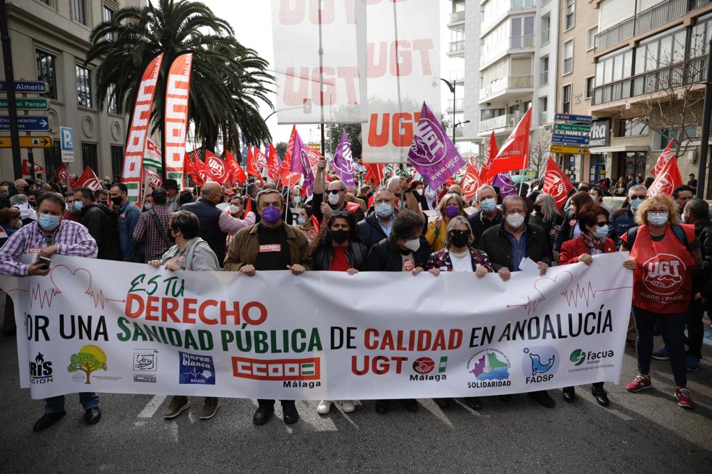 Una marcha recorre las calles del Centro con presencia de los sindicatos, colectivos y partidos políticos para denunciar la gestión sanitaria de la Junta 