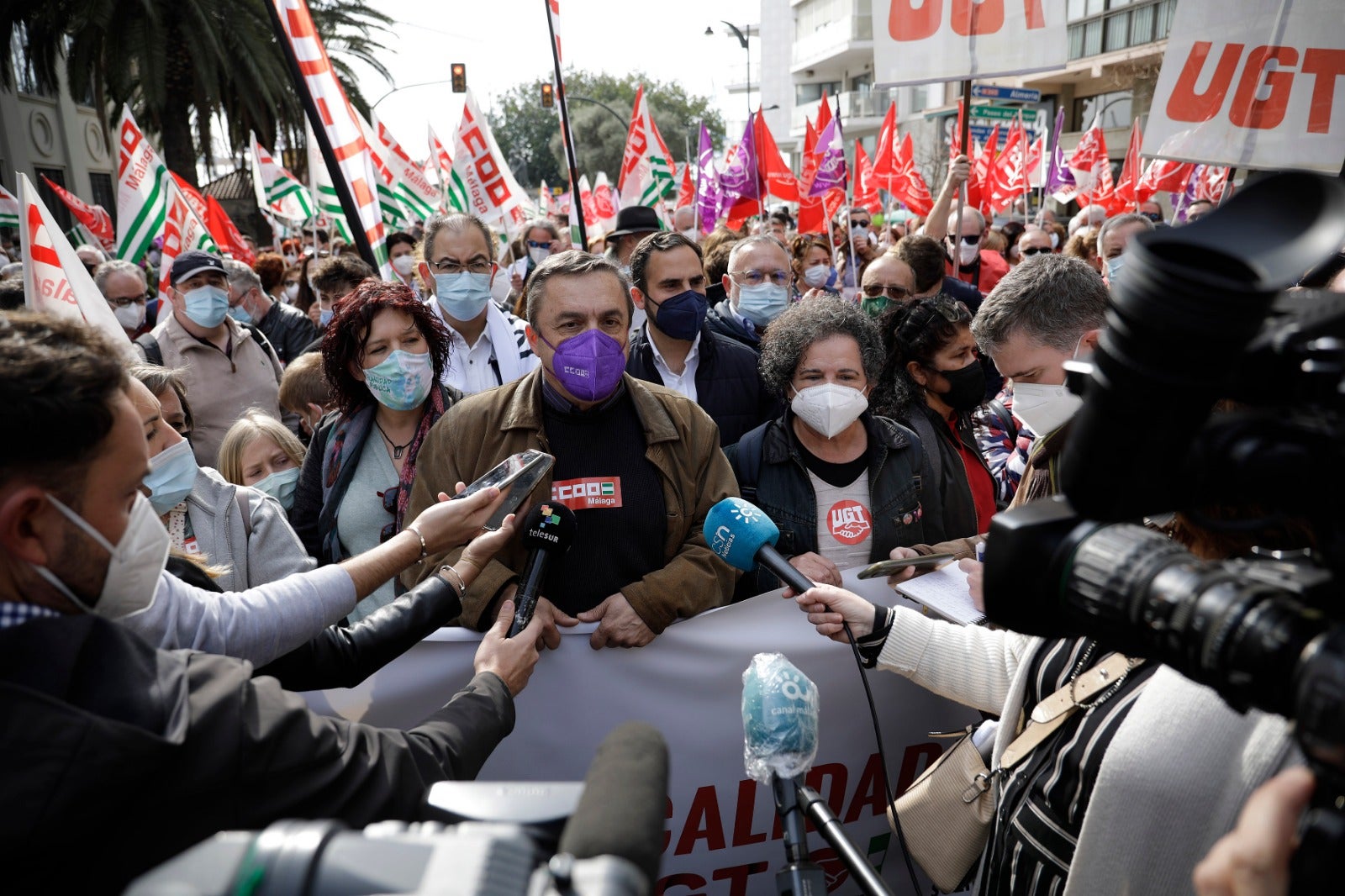 Una marcha recorre las calles del Centro con presencia de los sindicatos, colectivos y partidos políticos para denunciar la gestión sanitaria de la Junta 