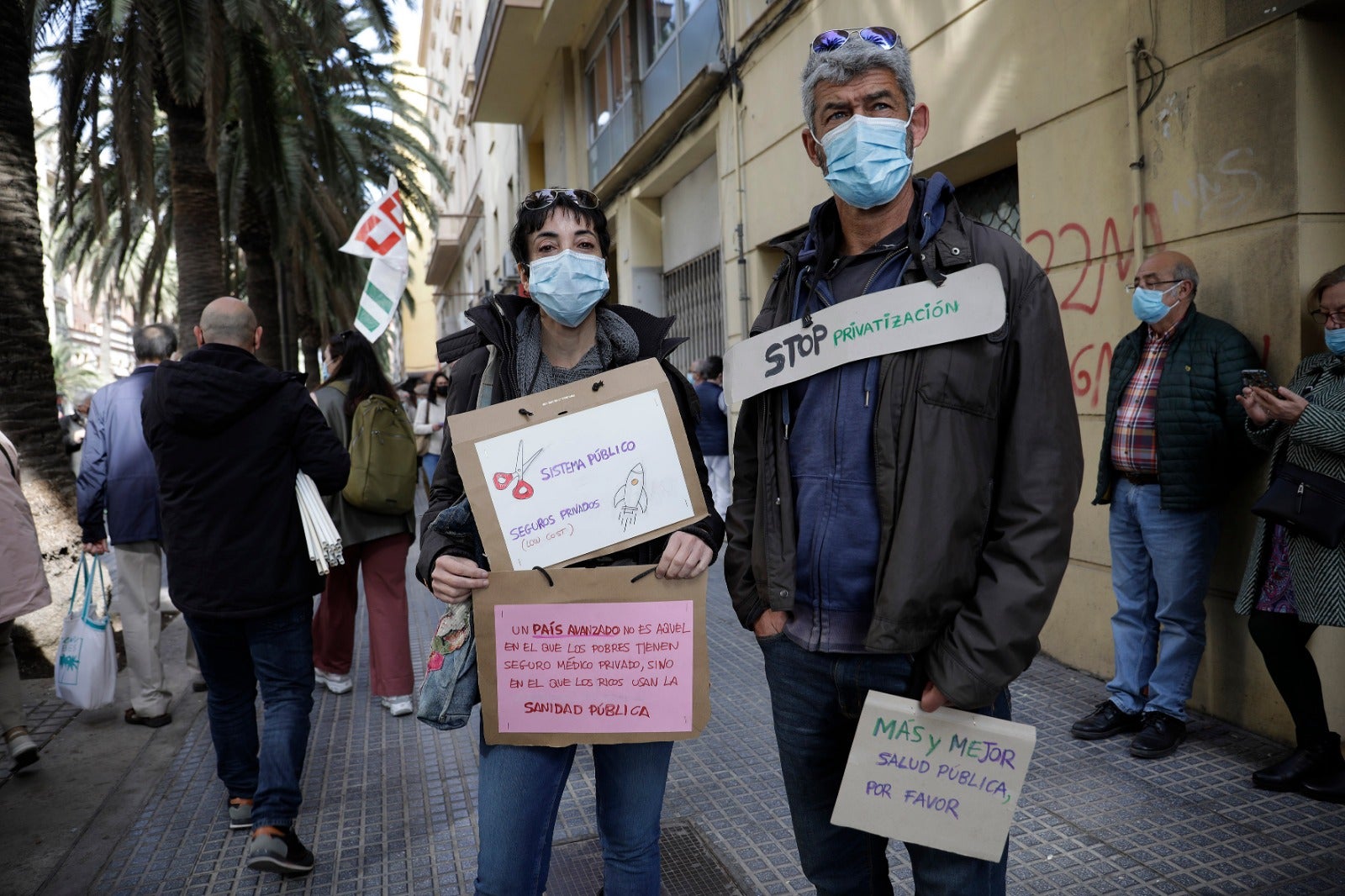 Una marcha recorre las calles del Centro con presencia de los sindicatos, colectivos y partidos políticos para denunciar la gestión sanitaria de la Junta 