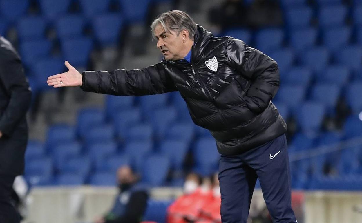 El entrenador del Málaga, Natxo González, durante el partido contra la Real Sociedad B en Anoeta.