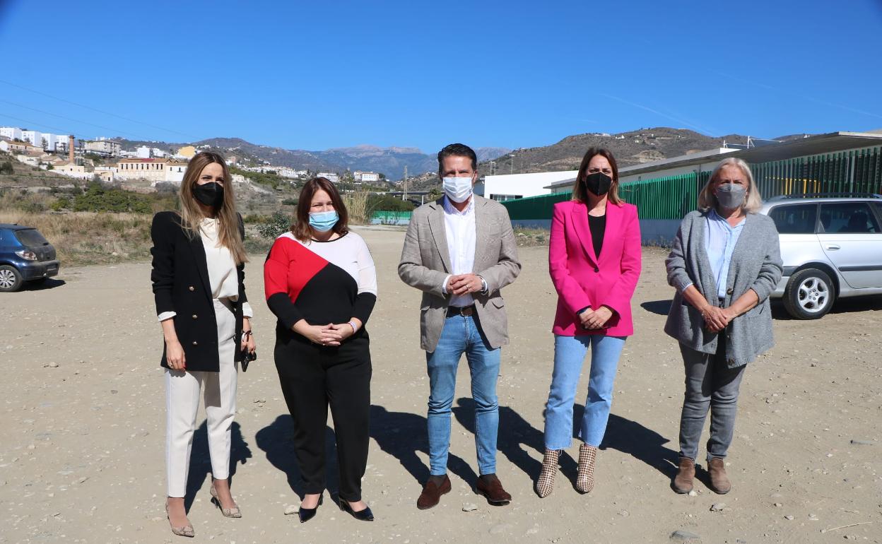 La vicepresidenta, Natacha Rivas, con ediles y el alcalde de Torrox. 