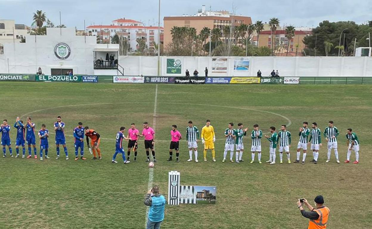 La formación inicial del Juventud de Torremolinos (derecha) antes de comenzar el duelo de este domingo. 