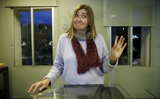 Ysabel Torralbo se considera «muy expresiva», como en este gesto durante la entrevista en SUR 