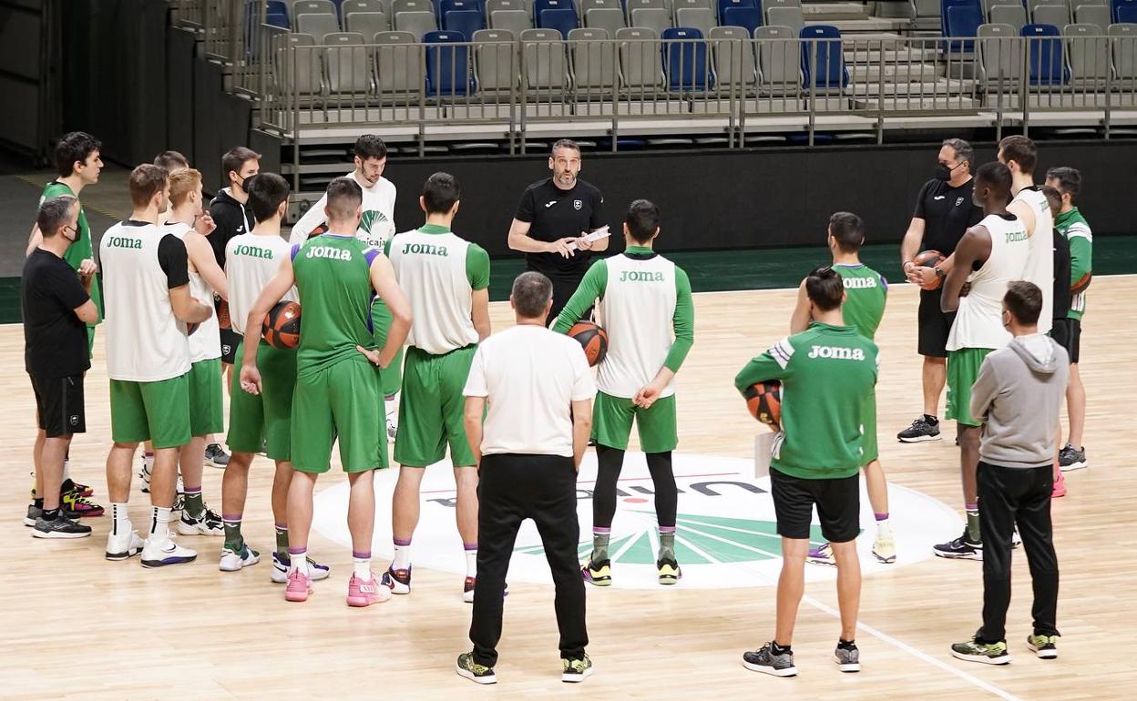 Navarro se dirige a sus jugadores en un entrenamiento. 
