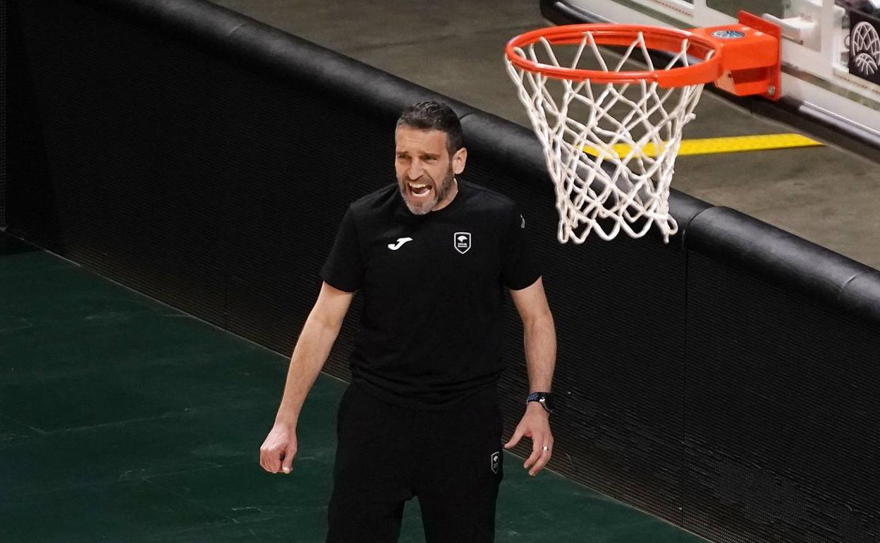 Ibon Navarro dar órdenes durante un entrenamiento en el Palacio de los Deportes. 