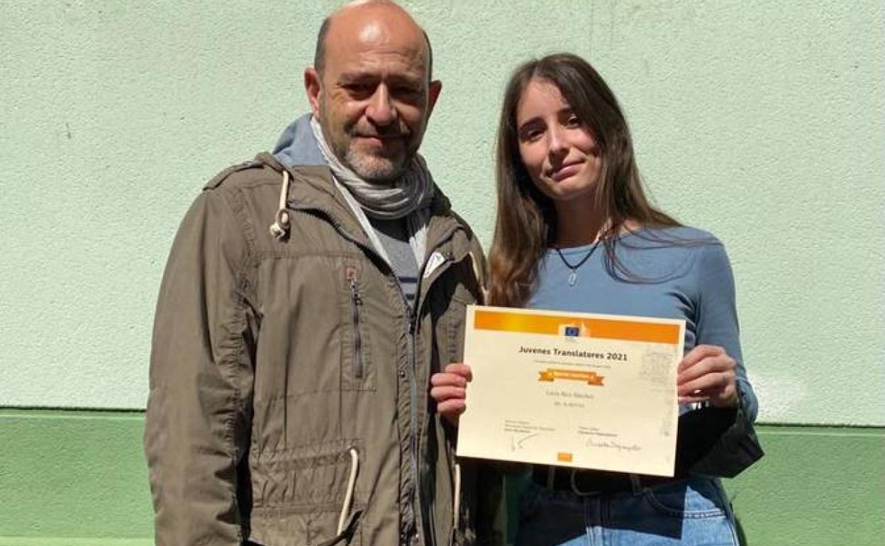 Lucía Rico, junto a su profesor de inglés Javier Moriñigo. 