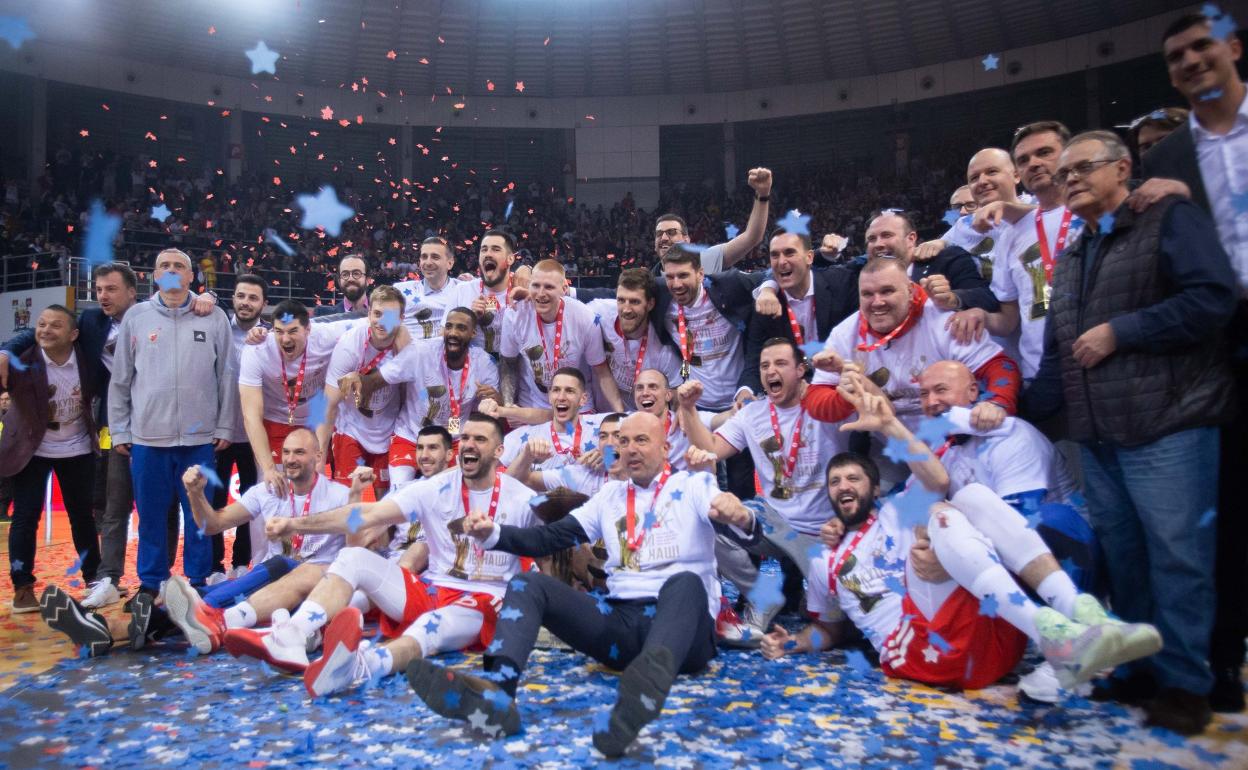 Los jugadores y técnicos del Estrella Roja celebran el título de la Copa Korac. 